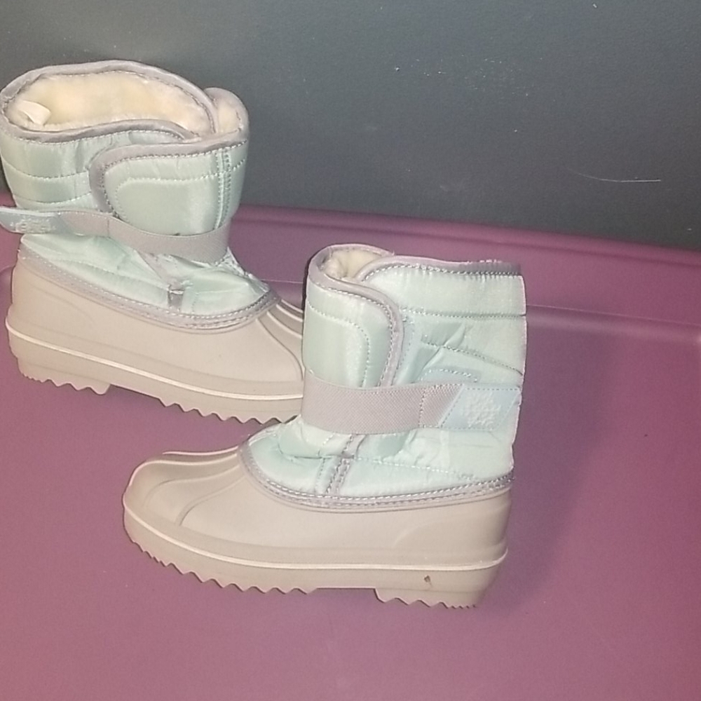Snow boots